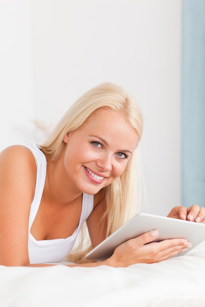 Retrato de una mujer sonriente con una tableta