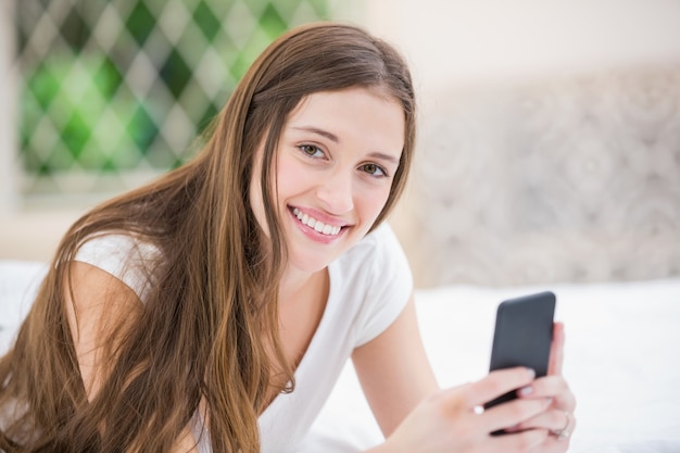 Retrato de mujer sonriente con teléfono móvil