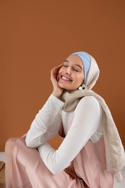 Foto retrato de mujer sonriente de tiro medio