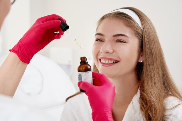 Foto retrato de una mujer sonriente tomándose de la mano