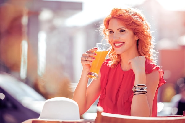 Retrato de mujer sonriente usando un teléfono inteligente