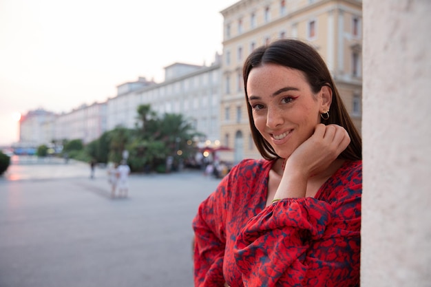 Retrato de una mujer sonriente de vacaciones en Italia durante la puesta de sol feliz niña caucásica