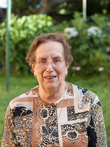 Foto retrato de una mujer sonriente