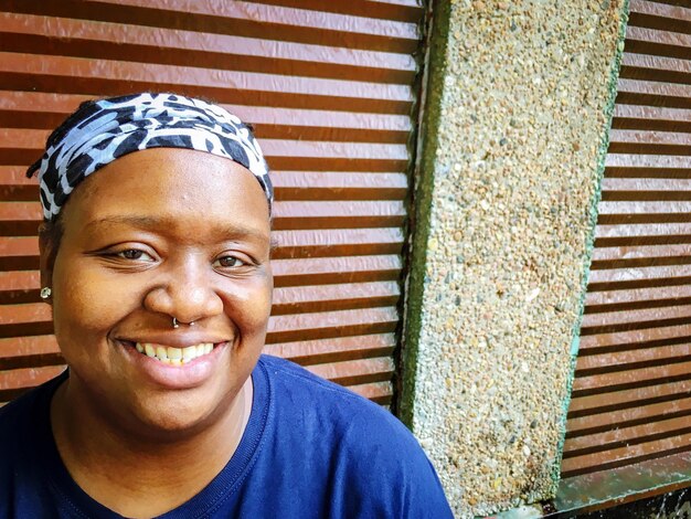 Foto retrato de una mujer sonriente