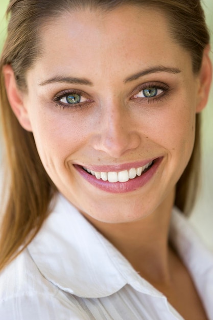 Foto retrato de una mujer sonriente