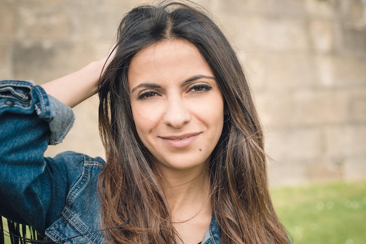 Foto retrato de una mujer sonriente
