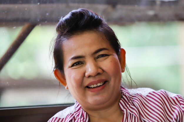 Foto retrato de una mujer sonriente