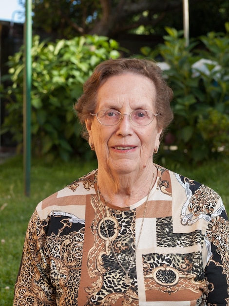 Foto retrato de una mujer sonriente