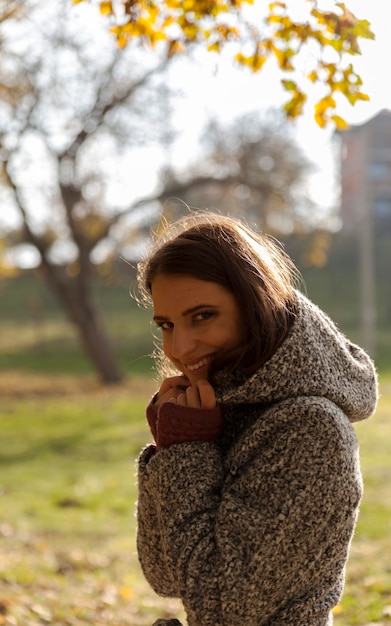 Foto retrato de una mujer sonriente