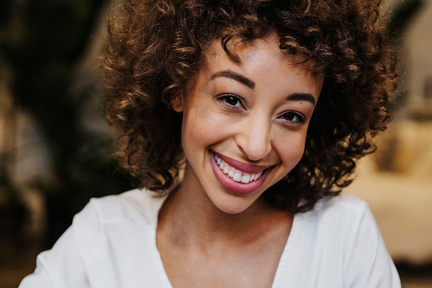 Retrato, de, un, mujer sonriente