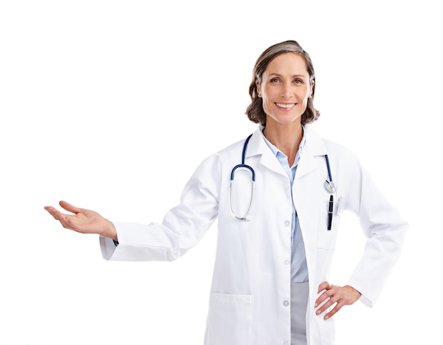 Retrato mujer sonrisa y médico con espacio de palma en estudio aislado en un fondo blanco Maqueta de mano profesional de atención médica y persona madura con marketing publicitario o promoción de marca