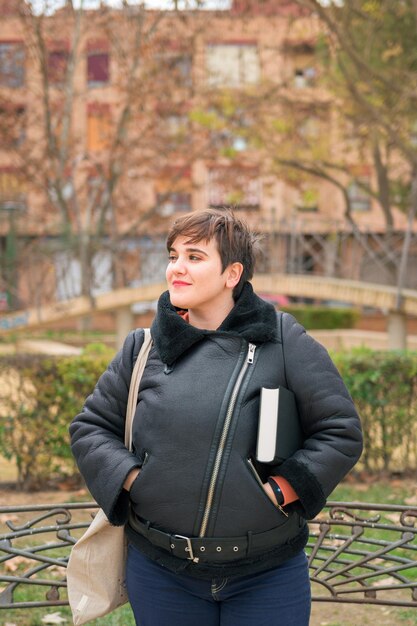 Retrato de una mujer con sonrisas de pelo corto en un parque