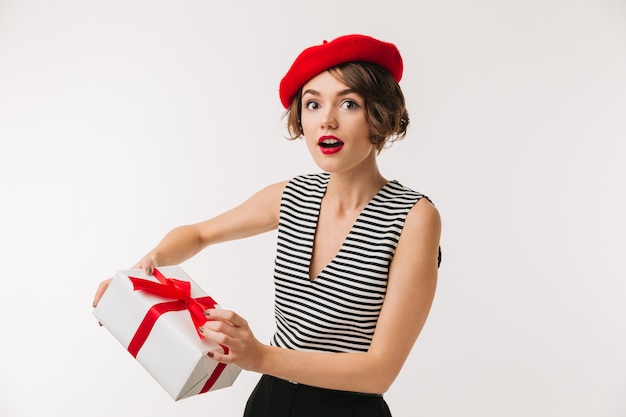 Retrato de una mujer sorprendida con boina roja