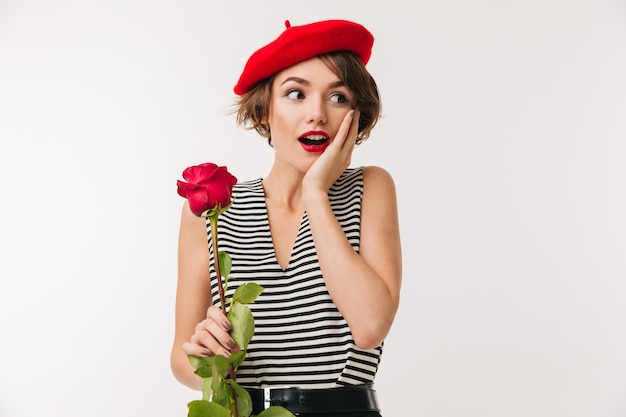 Retrato de una mujer sorprendida con boina roja