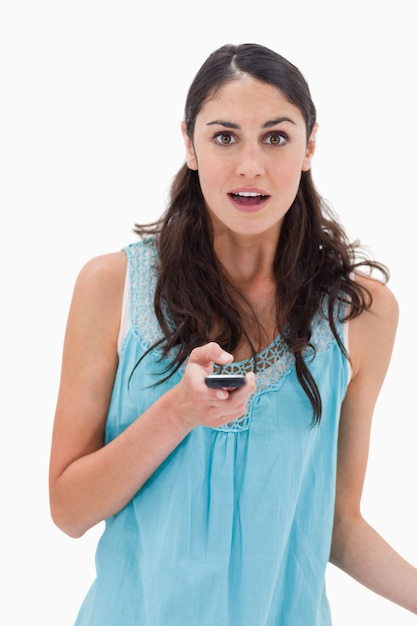 Retrato de una mujer sorprendida leyendo un mensaje de texto