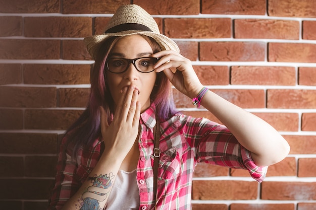 Retrato de mujer sorprendida con la mano en la boca