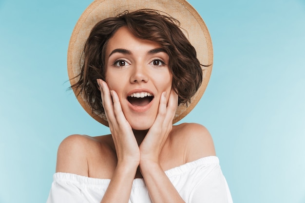 Retrato de una mujer sorprendida con las manos en la cara