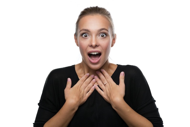 Foto retrato de mujer sorprendida sobre fondo blanco.