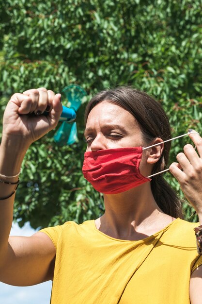 Retrato de una mujer sosteniendo amarillo mientras está de pie al aire libre