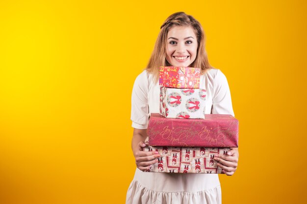 Retrato de una mujer sosteniendo cajas de regalo