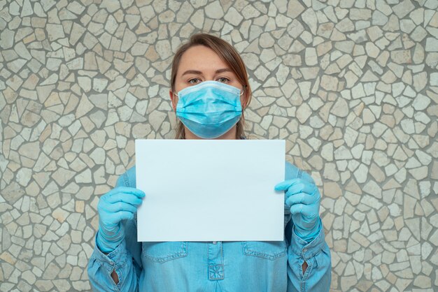 Retrato de una mujer sosteniendo una hoja de papel blanco