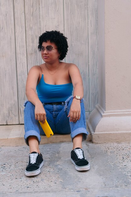 Retrato de una mujer sosteniendo el teléfono al aire libre