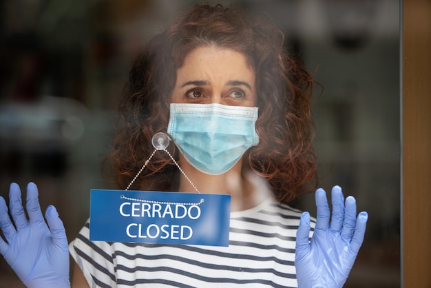 Foto retrato de una mujer sosteniendo un texto