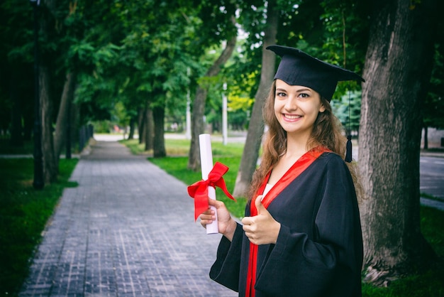 Retrato de mujer en su día de graduación Graduación de educación universitaria y concepto de personas