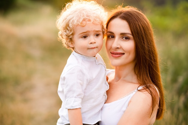 Retrato de mujer con su hijo al aire libre