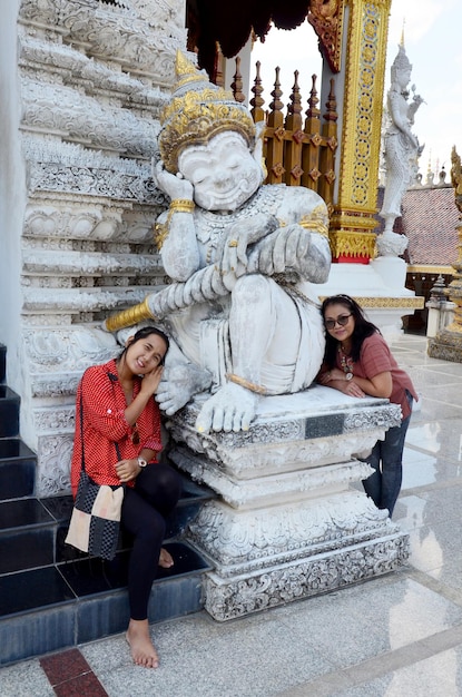 Retrato de mujer tailandesa y anciana con gigante tailandés o estatua de guardián dormido Yak en la iglesia de Wat Phra That Suthon Mongkhon Khiri en Phrae Tailandia