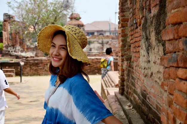 Retrato de mujer tailandesa en el antiguo edificio de Wat Mahathat en Ayutthaya, Tailandia