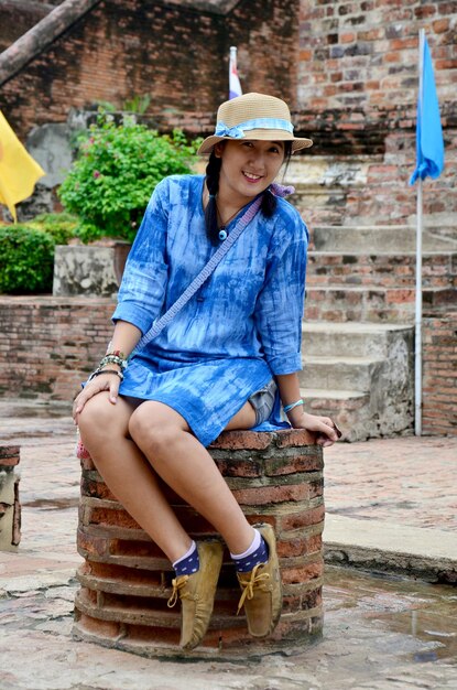 Retrato de mujer tailandesa en Wat Yai chaimongkol en Ayutthaya, Tailandia