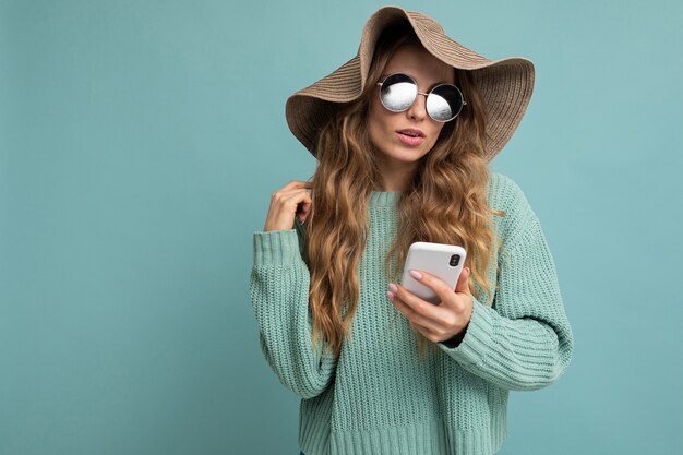 retrato mujer con telefono