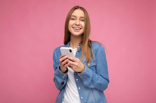 retrato mujer con telefono