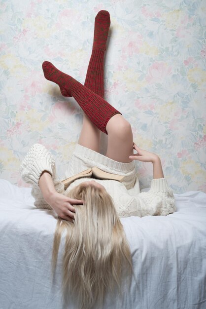 Retrato de una mujer tendida en la cama.