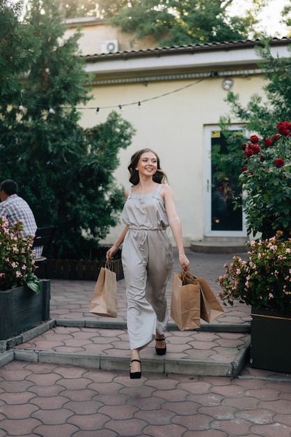 retrato, mujer, tenencia, bolsas de compras