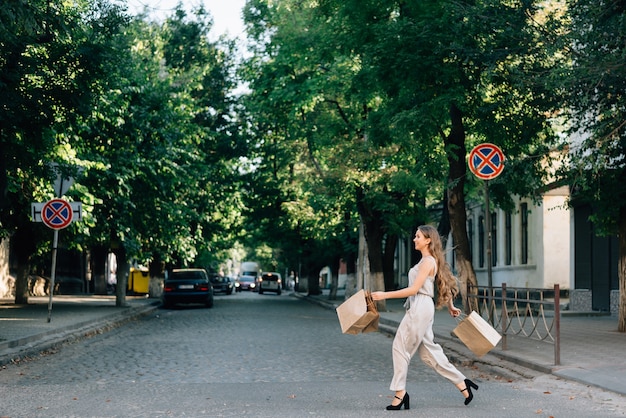 retrato, mujer, tenencia, bolsas de compras