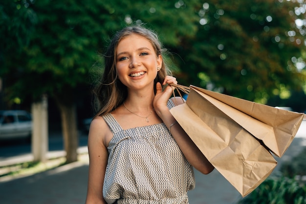 retrato, mujer, tenencia, bolsas de compras