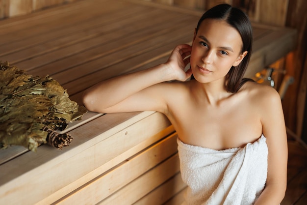 retrato, de, mujer, en, un, toalla blanca, en, el, sauna