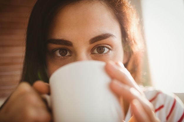 Retrato de mujer tomando café