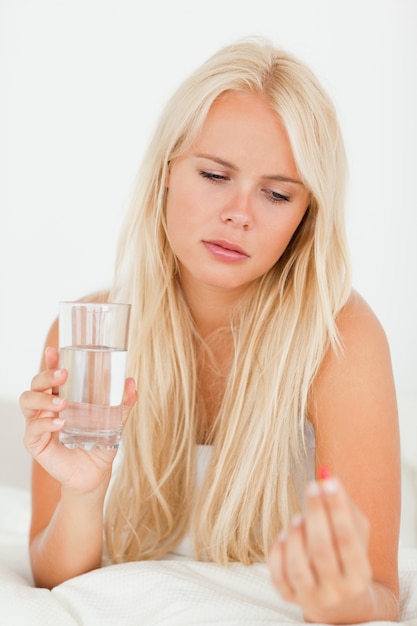 Retrato de una mujer tomando su medicación