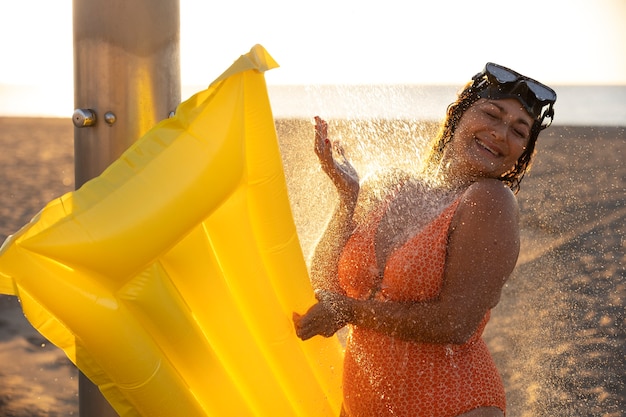 Foto retrato, de, mujer, tomar, un, ducha, en la playa