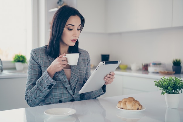 retrato mujer trabajando y desayunando