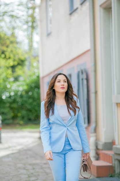 Retrato de una mujer con un traje azul