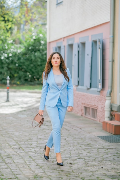 Retrato de una mujer con un traje azul