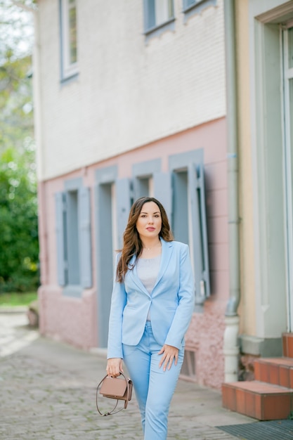 Retrato de una mujer con un traje azul