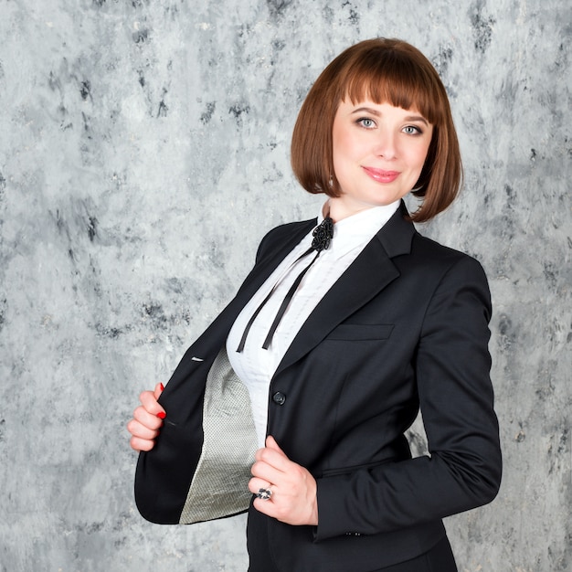 Foto retrato de una mujer con un traje elegante