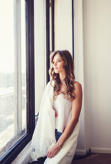 Retrato de una mujer tranquila y romántica.