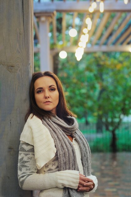 Retrato de mujer triste contra el parque de la noche