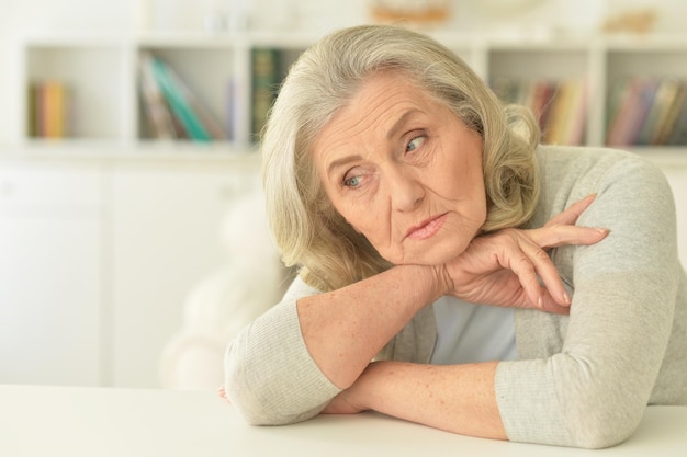 Retrato de mujer triste senior